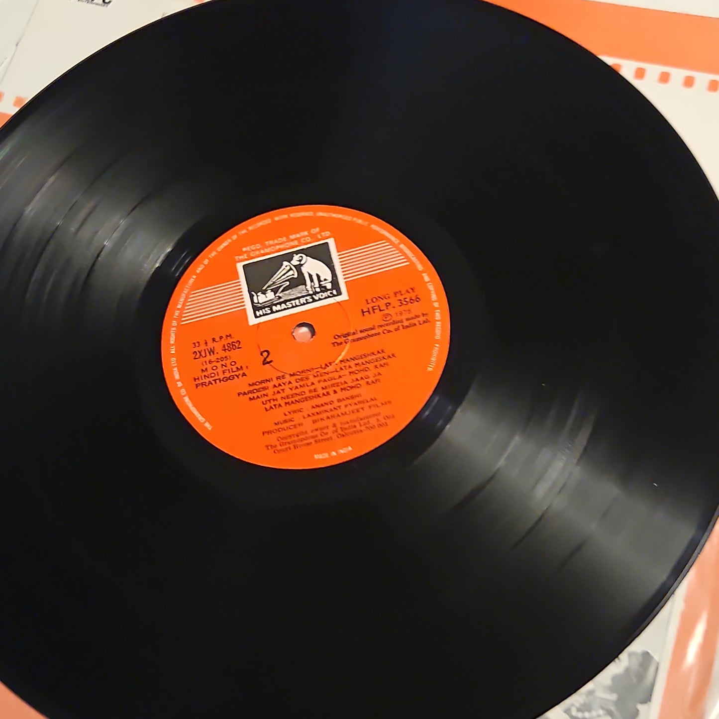 kacha Chor and Pratiggya - Laxmikant Pyarelal superhit with Rafi's song "Mai Jat Yamla" Near Mint Pristine