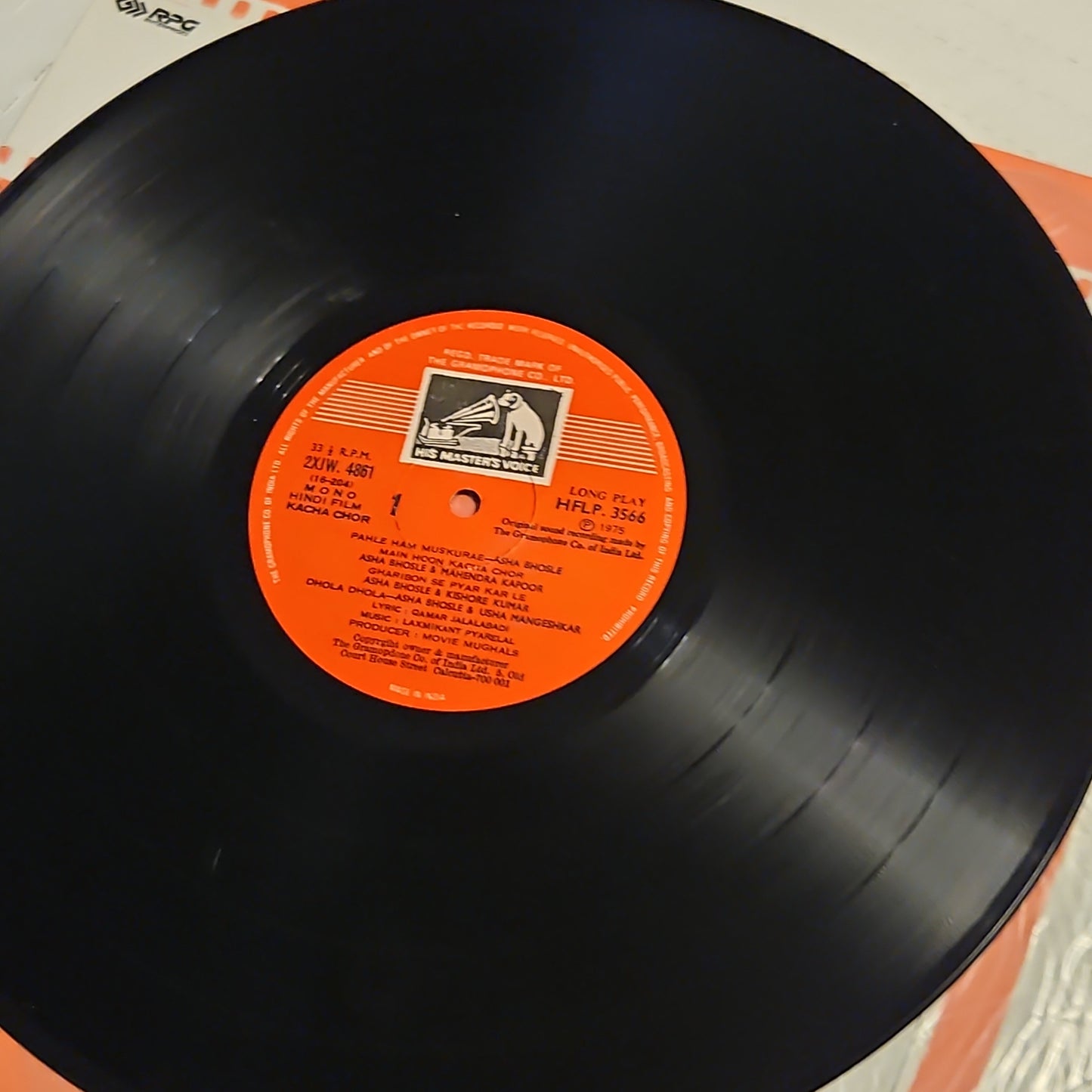 kacha Chor and Pratiggya - Laxmikant Pyarelal superhit with Rafi's song "Mai Jat Yamla" Near Mint Pristine