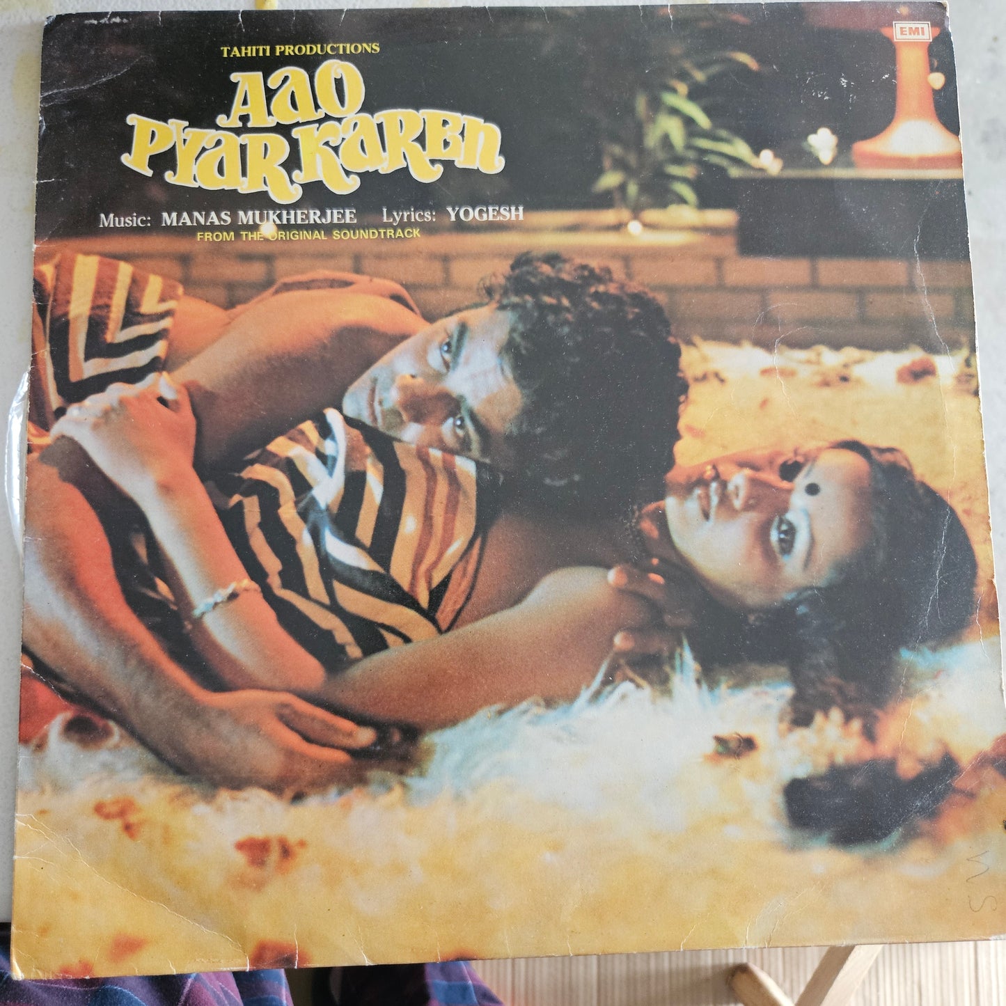 Aao Pyar Karen - Manas Mukherjee Record in near mint condition