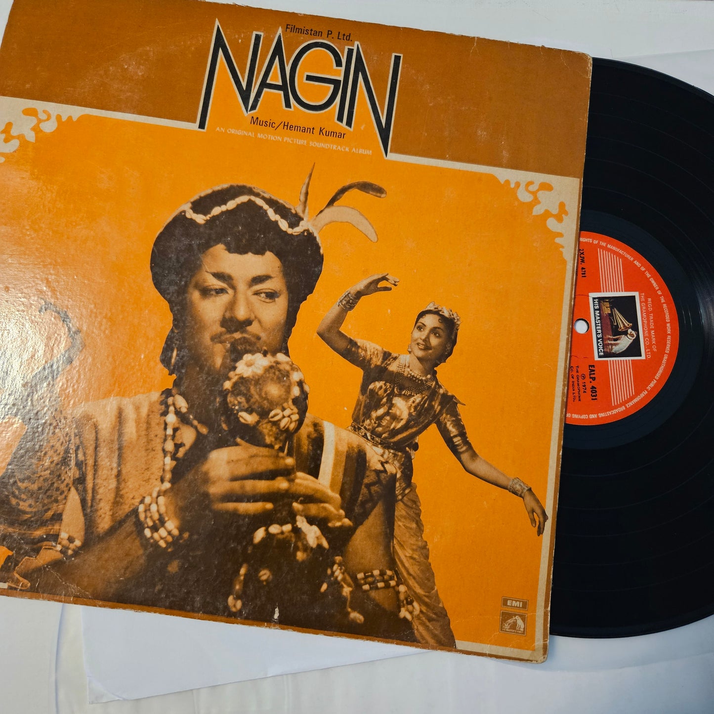Nagin - Hemant Kumar classic with superhit Lata songs in near mint condition - HMV 1st edition red dog label - Superb acoustics